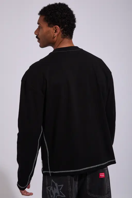 long-sleeved T-shirt