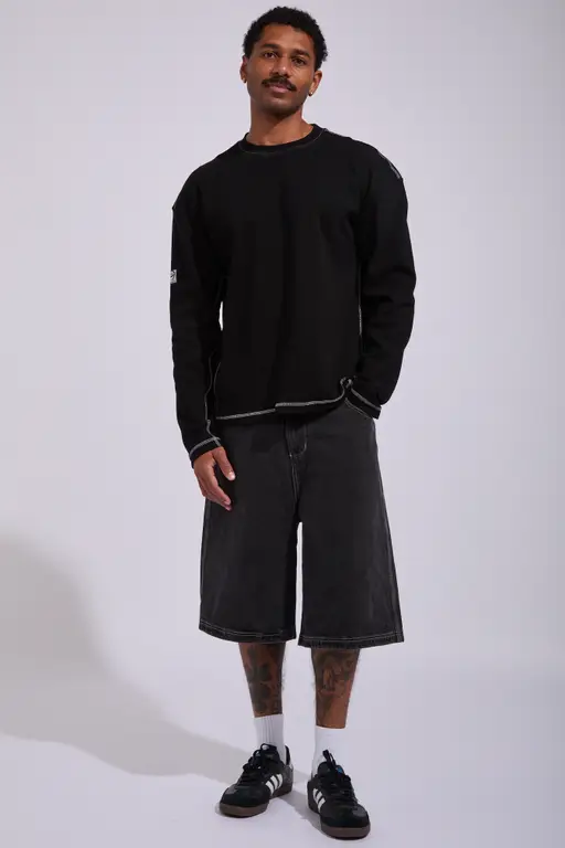 long-sleeved T-shirt