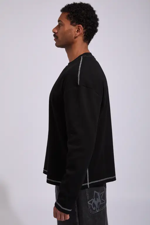 long-sleeved T-shirt
